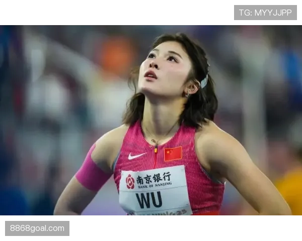 吴艳妮赛前涂指甲油的画面被拍到，这姐是真把田径场当T台了？