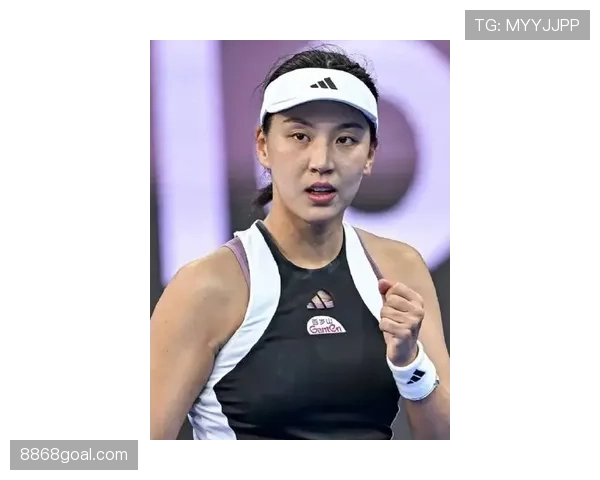 王欣瑜赛前啃汉堡，教练在场边翻白眼